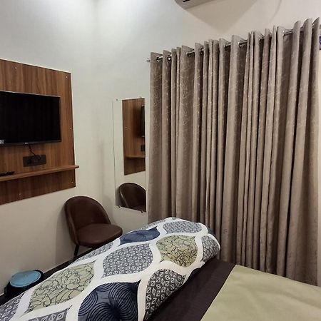 Shri Harihar Dham Hotel Матура Екстериор снимка