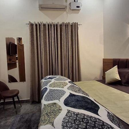 Shri Harihar Dham Hotel Матура Екстериор снимка