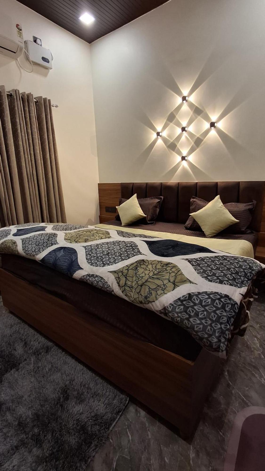 Shri Harihar Dham Hotel Матура Екстериор снимка