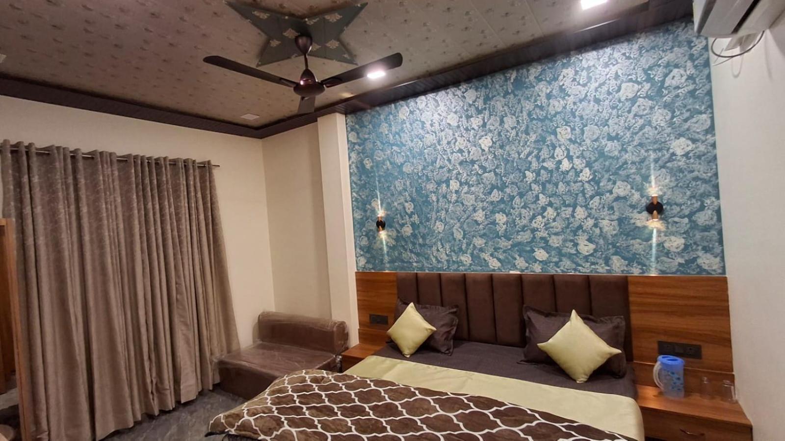 Shri Harihar Dham Hotel Матура Екстериор снимка