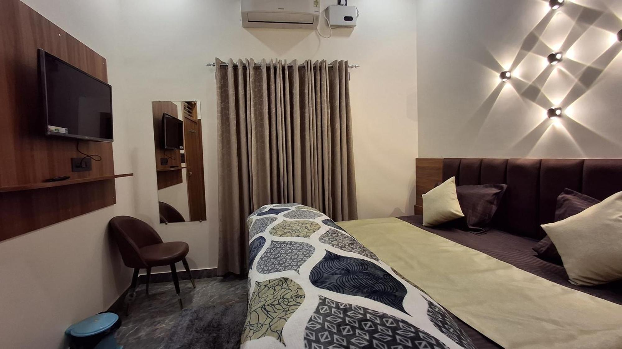 Shri Harihar Dham Hotel Матура Екстериор снимка