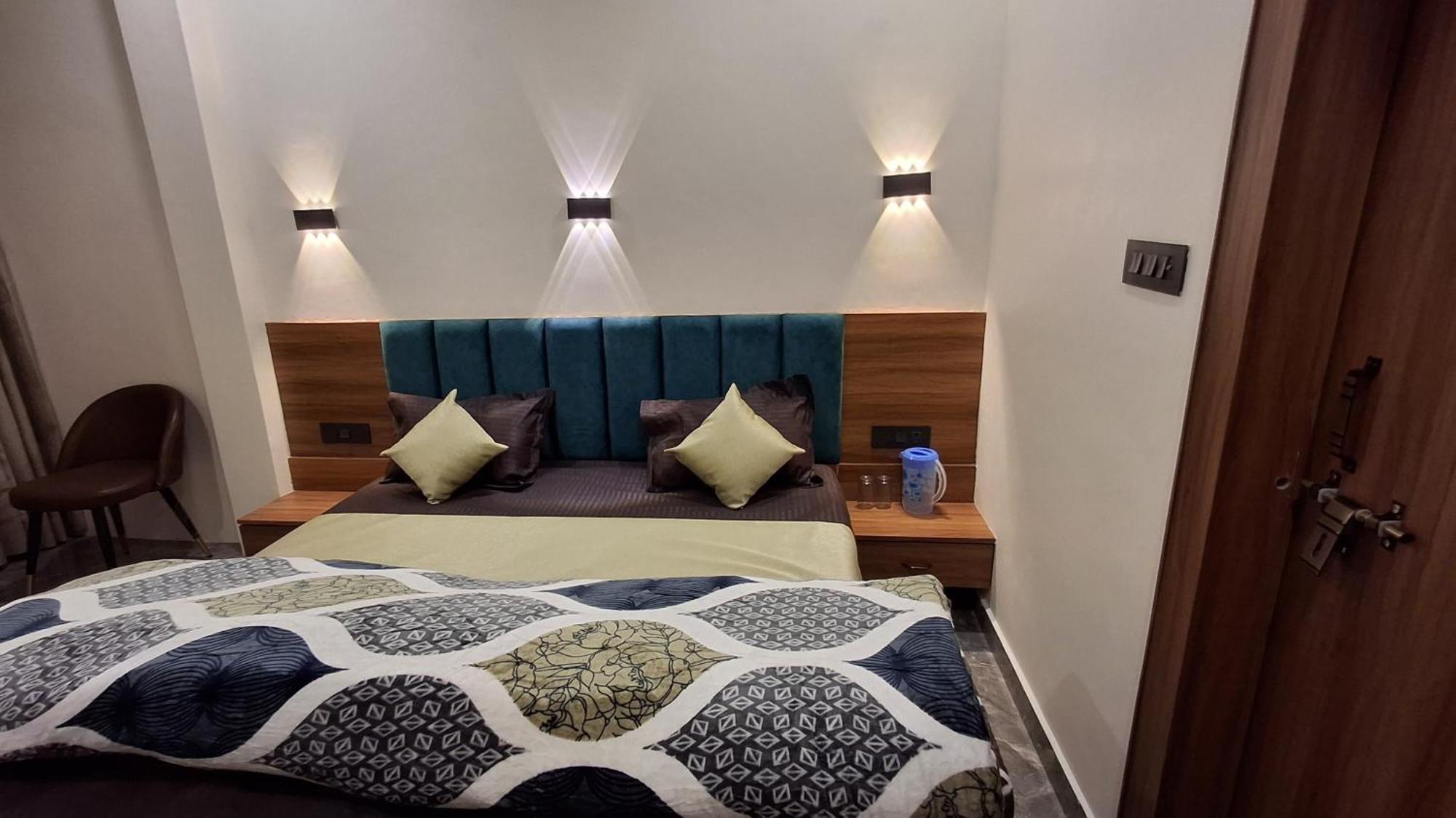 Shri Harihar Dham Hotel Матура Екстериор снимка
