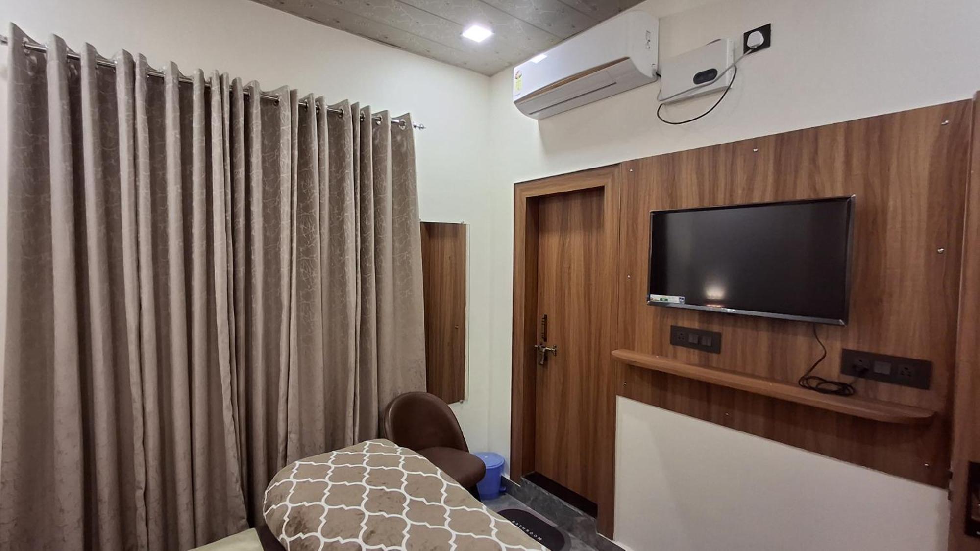 Shri Harihar Dham Hotel Матура Екстериор снимка