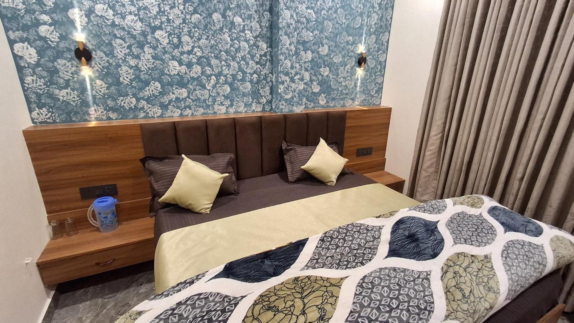 Shri Harihar Dham Hotel Матура Екстериор снимка