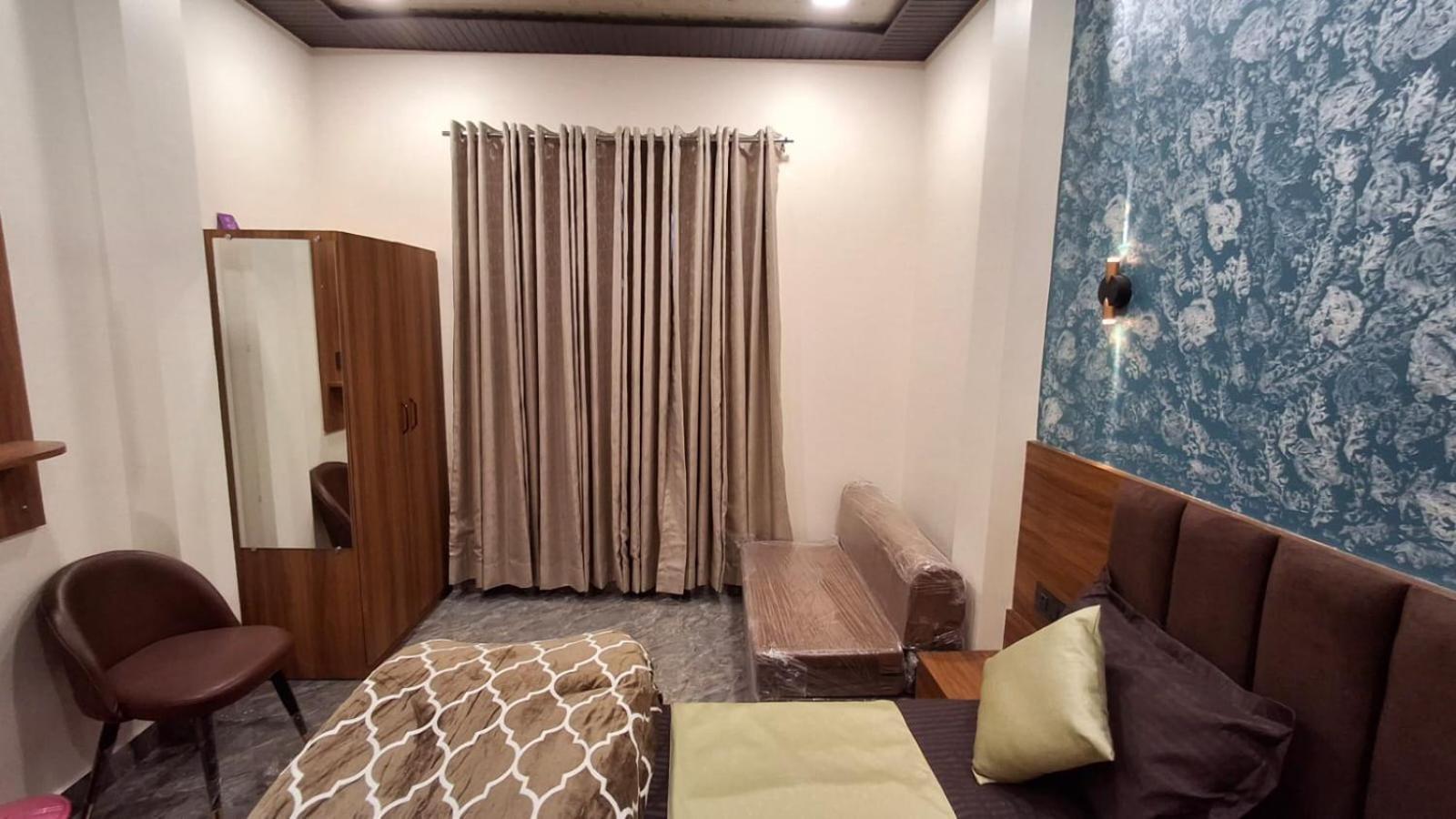 Shri Harihar Dham Hotel Матура Екстериор снимка
